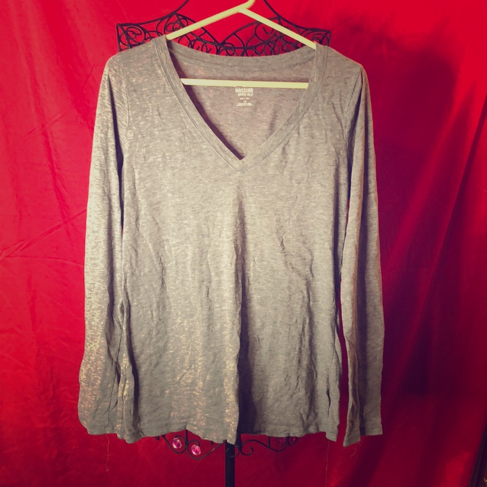 Cutee grey long sleeve v-neck shirt